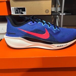 Nike Men's Athletic Shoes in Blue and Red